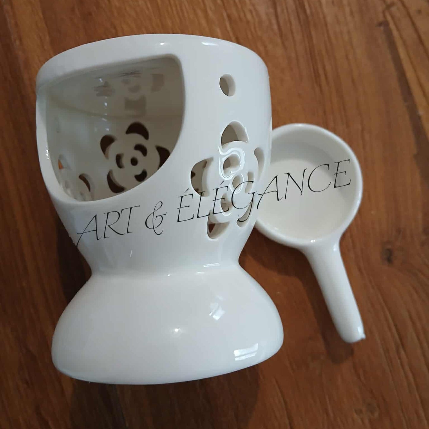 ✨ Brûleur pour fondant – Élégance florale en céramique blanche ✨