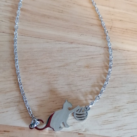 ✨ Laura en acier inoxydable argenté – Chat & pelote de laine ✨