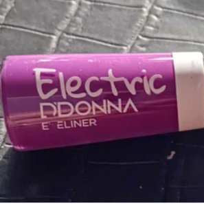 Eye liner waterproof violet