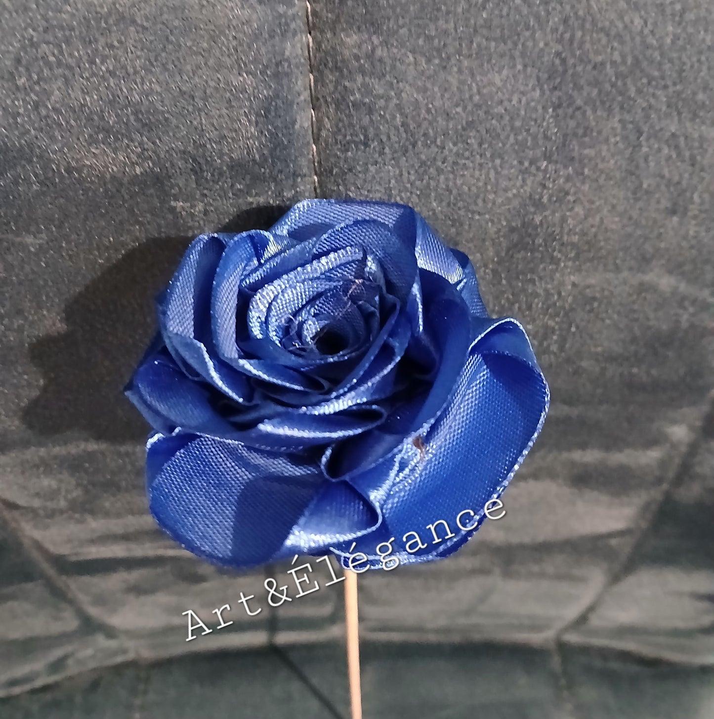 Rose satin faite main bleue