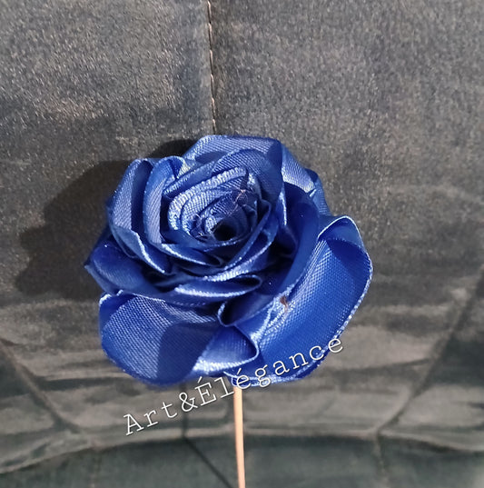 Rose satin faite main bleue
