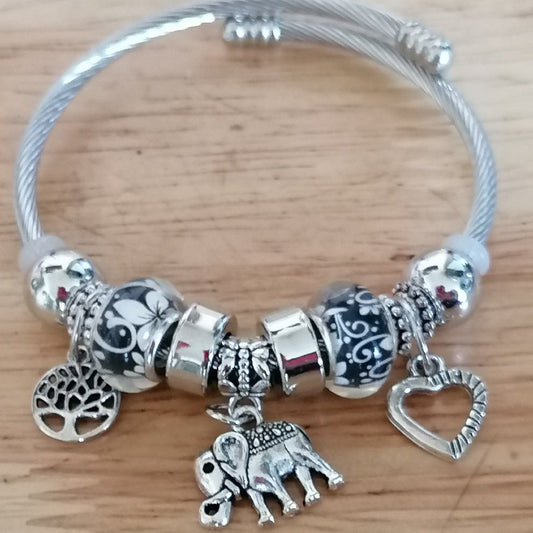 ✨🌿 Jonc "Aurélia" en Acier Inoxydable – Argent, Orné de Petits Bijoux 🌿✨