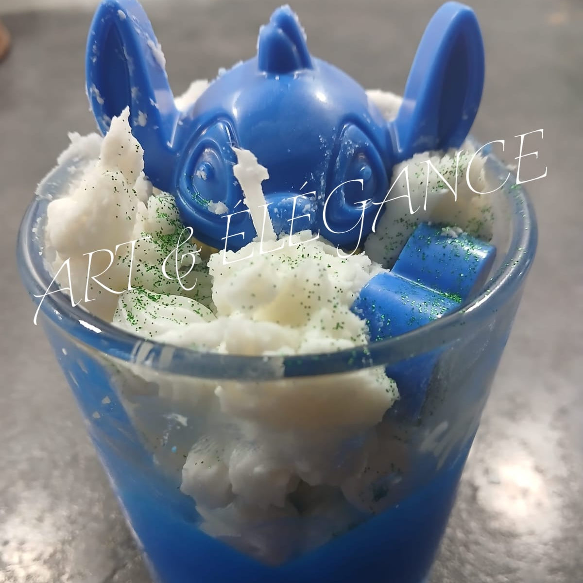 🕯️ Bougie Fouettée Artisanale “Stitch & Orchidée Noire” – 550g