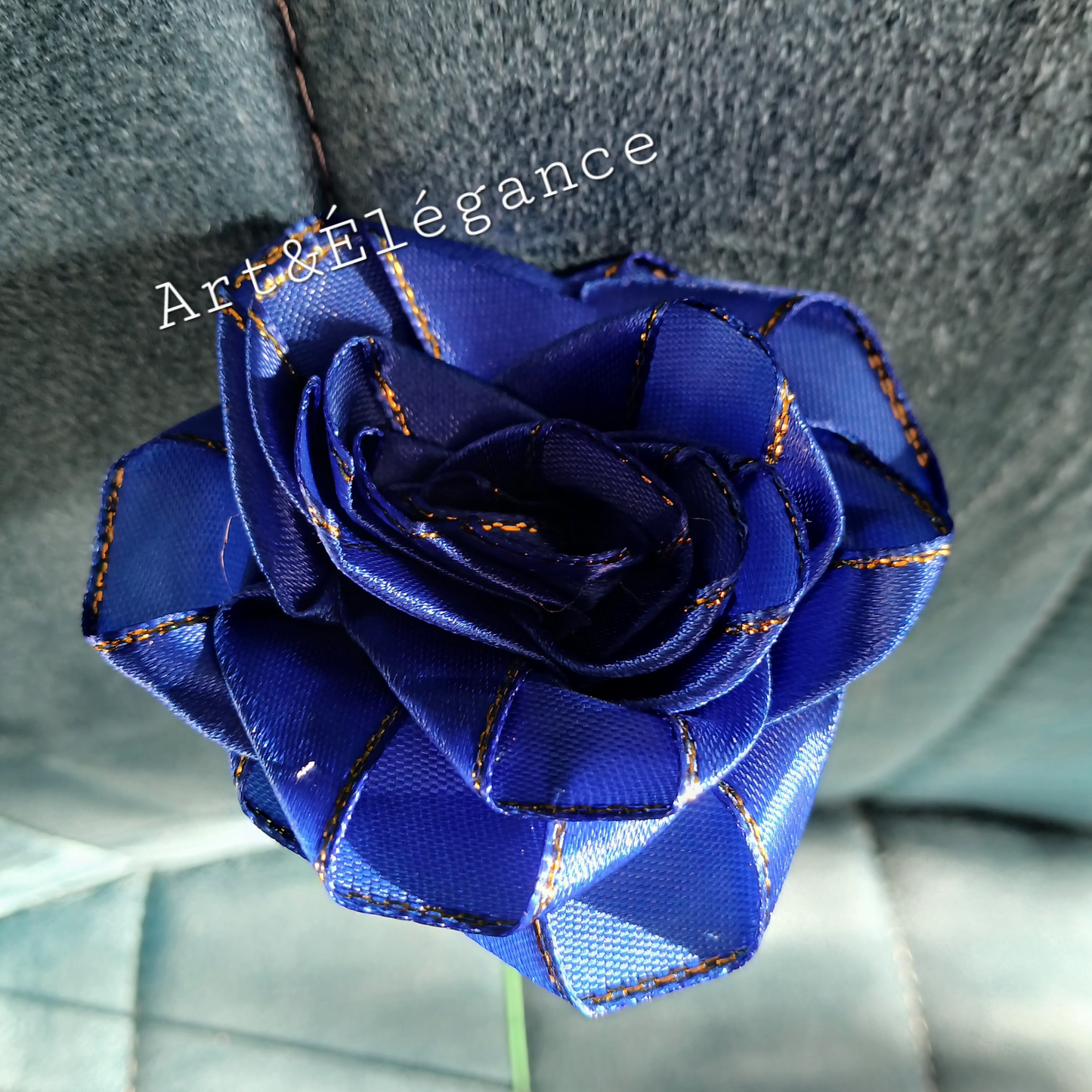 Rose satin faite main bleue bordure dorée