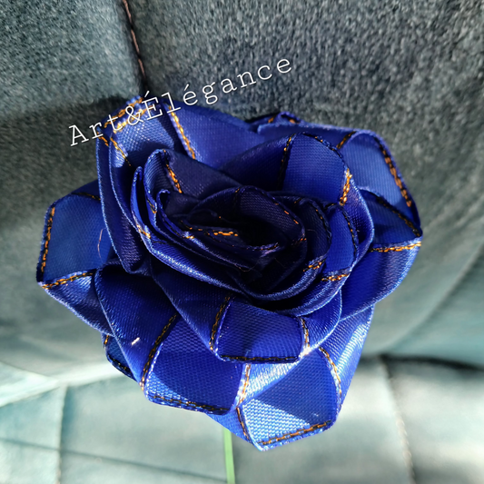 Rose satin faite main bleue bordure dorée