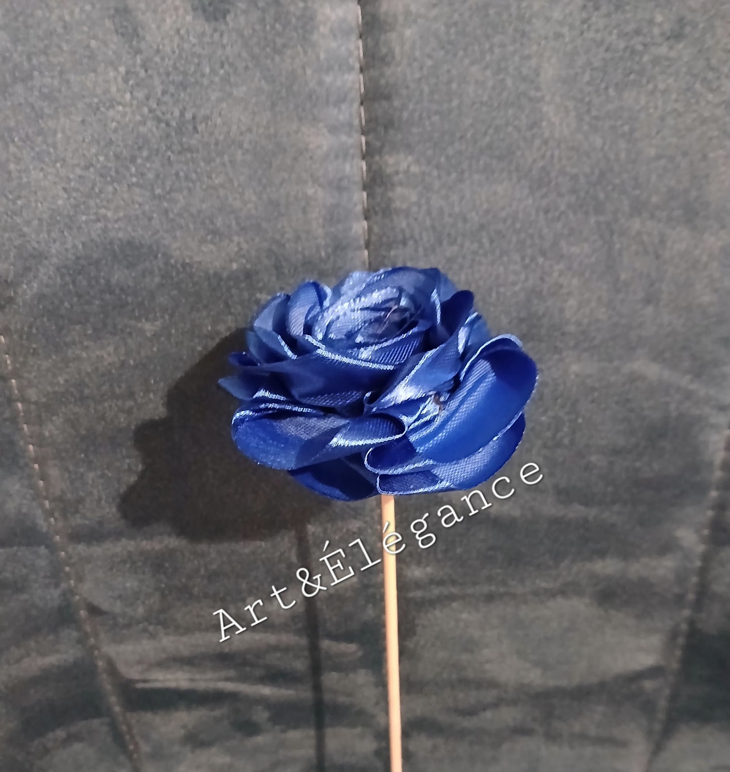 Rose satin faite main bleue