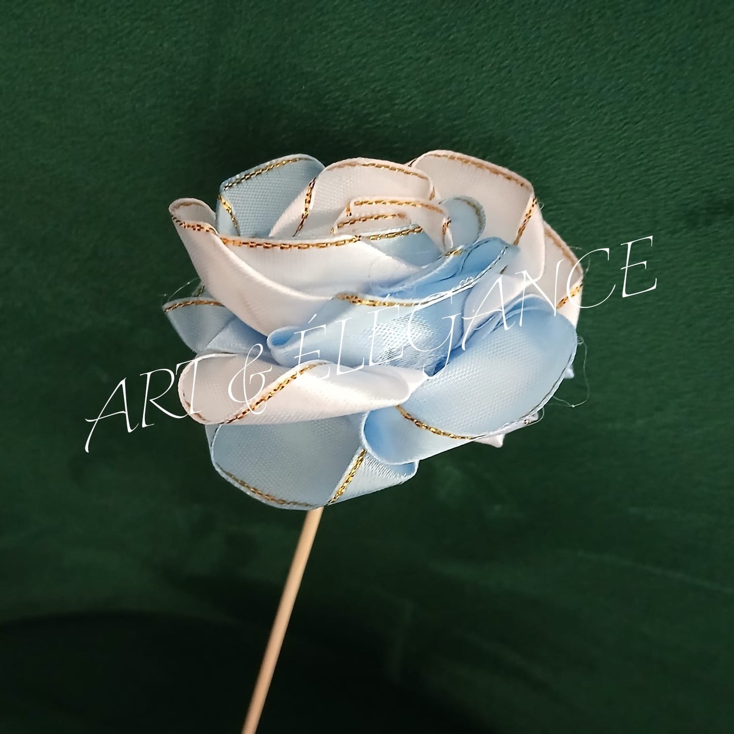 Rose Artisanale en satin bleue et blanche