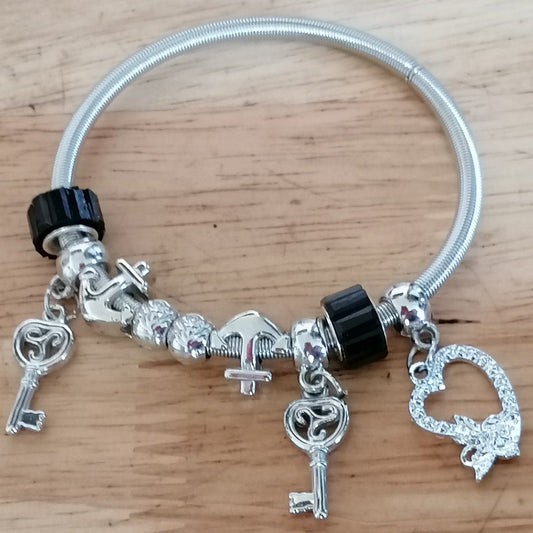 ✨ Jonc "Saya" en acier inoxydable argenté avec charms ✨