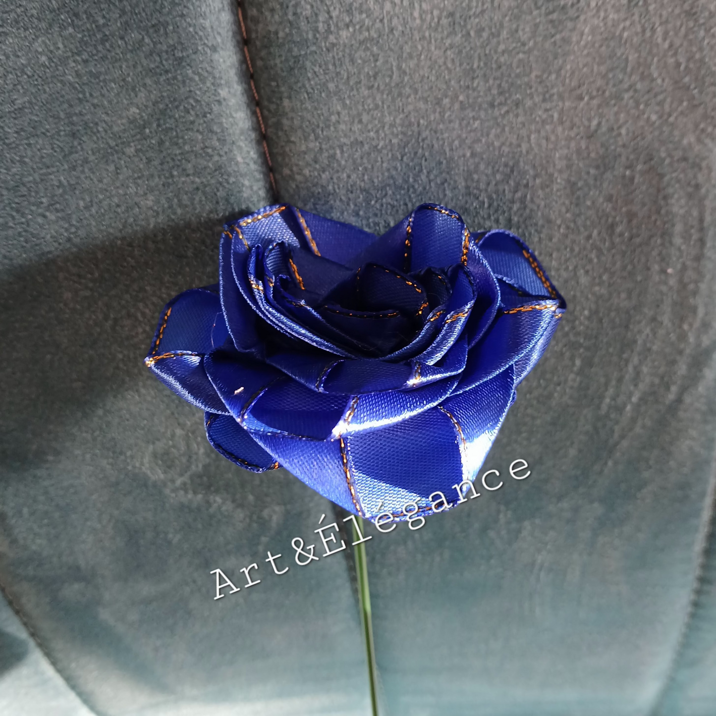 Rose satin faite main bleue bordure dorée